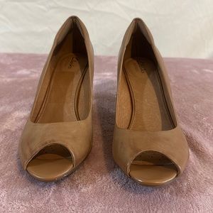 Clark’s tan leather shoe